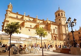 Un grupo de turistas camina por la plaza de España, en una imagen de archivo.