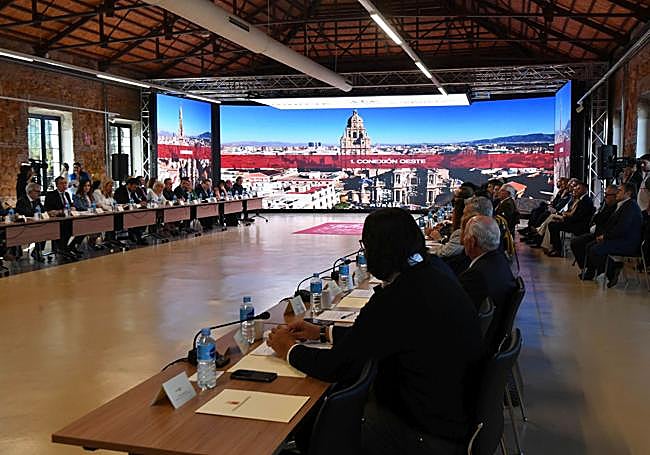 Un momento de la reunión del Consejo Social de Murcia, celebrada este martes.