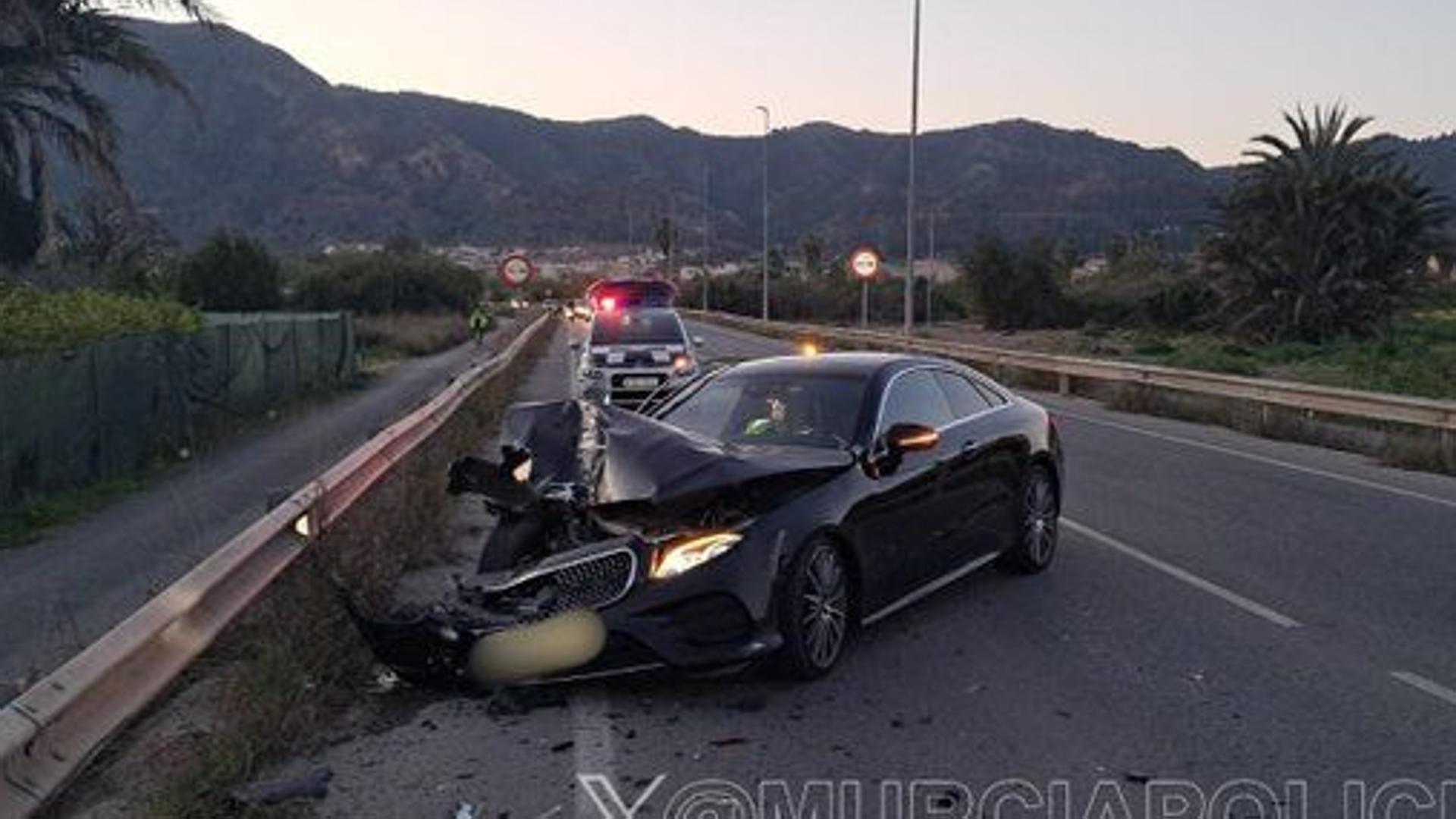 Un herido al colisionar una furgoneta y un coche en Murcia