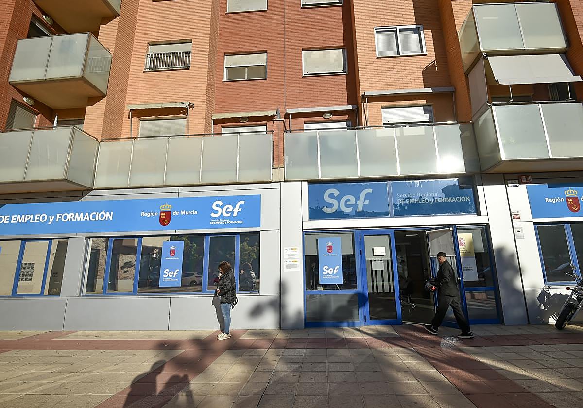 Oficina del SEF en la avenida Príncipe de Asturias de Murcia, en una imagen de archivo.