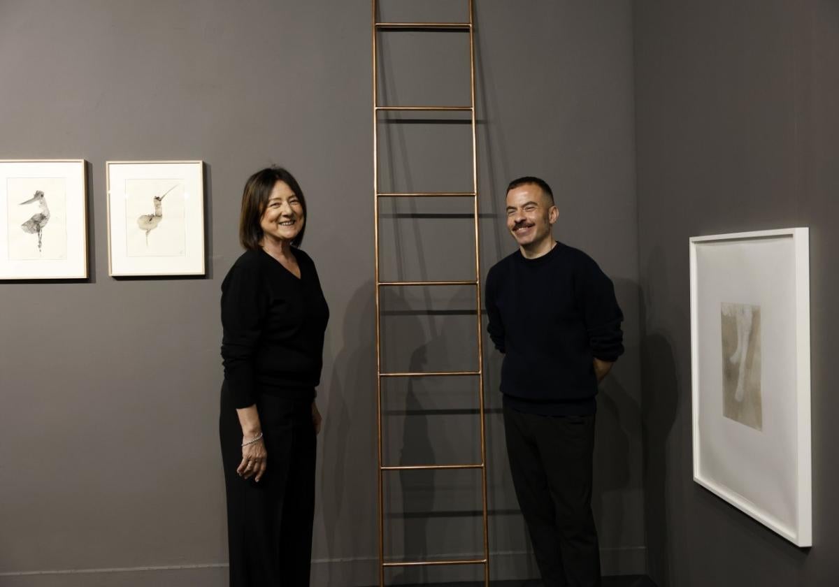 Mari Ángeles Sánchez Rigal, directora de Artnueve, y el comisario de la exposición, Jesús Alcaide, ayer, en el Museo Arqueológico.