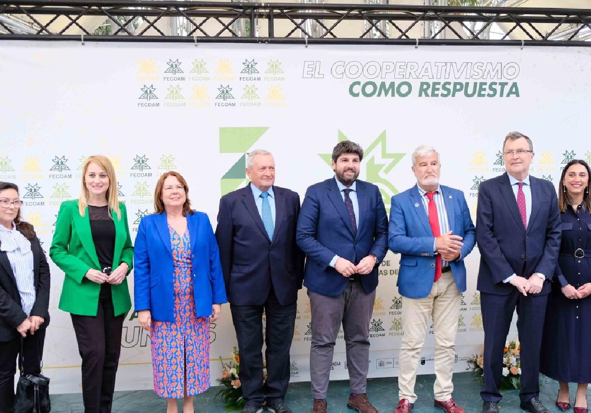 Los premiados en la XL Asamblea, junto a las autoridades y representantes institucionales.