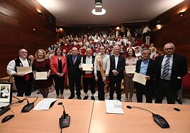 Los premiados posan durante el acto de entrega.