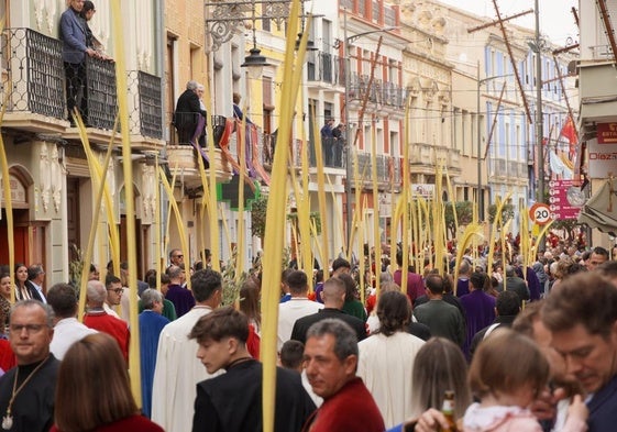La procesión de Las Palmas abre de par en par la Semana Santa de Jumilla con Jesús a lomos de la burrica.