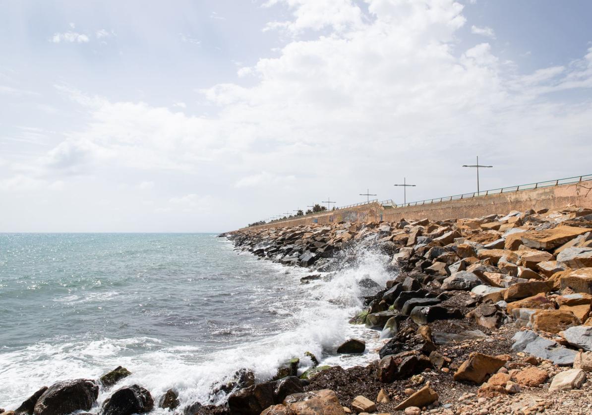 Un barco choca en el dique de Levante de Torrevieja por un acto vandálico