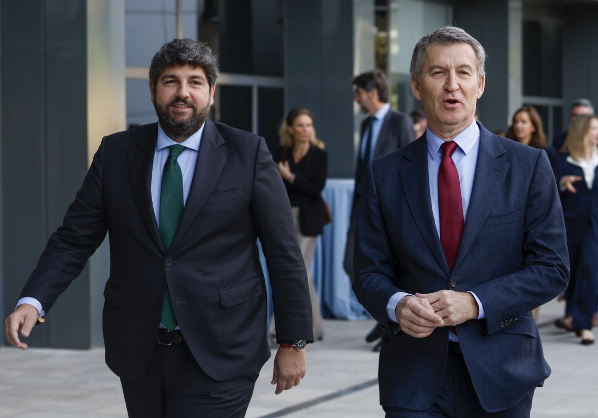 El presidente del Partido Popular, Alberto Núñez Feijóo (d) junto con el presidente de Murcia, Fernando López Miras.