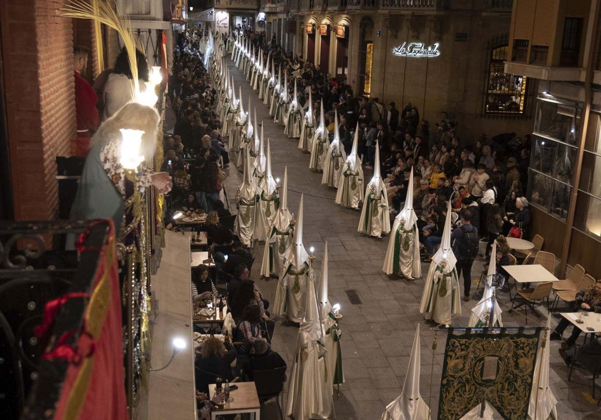 Hilera perfecta de penitentes en procesión el Miércoles Santo.