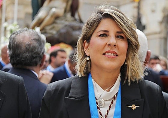 La alcaldesa Noelia Arroyo participó en el traslado-procesión de La Piedad con motivo del centenario de la imagen.