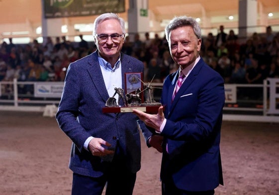 El alcalde de Torre Pacheco, Pedro Ángel Roca, entregó el premio a José Ortega Cano.