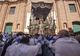 Portapasos de la Virgen del Amor Hermoso conducen el trono al interior de la iglesia de Santa María de Gracia.