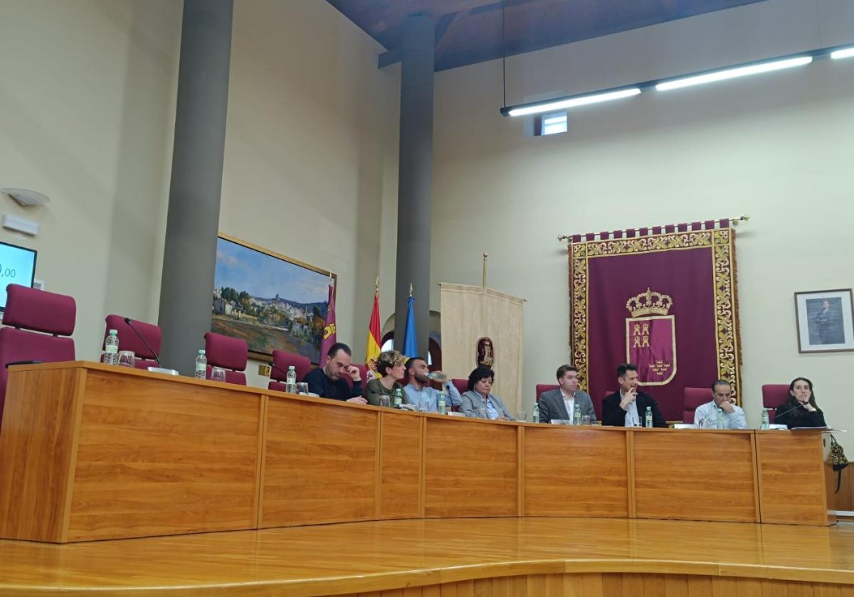El PP de Yecla aprueba la subida de la tasa de basuras con el plantón de Vox