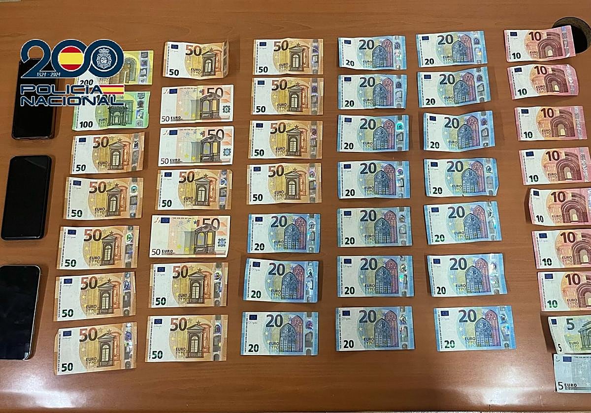 Las pertenencias que se le incautaron al hombre en el momento de la detención.