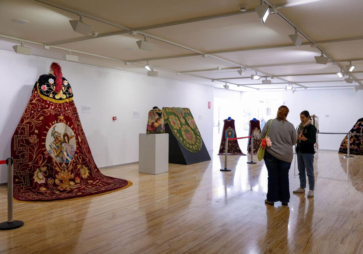 Las imágenes de la exposición &#039;Bordados del siglo XX&#039; en Lorca