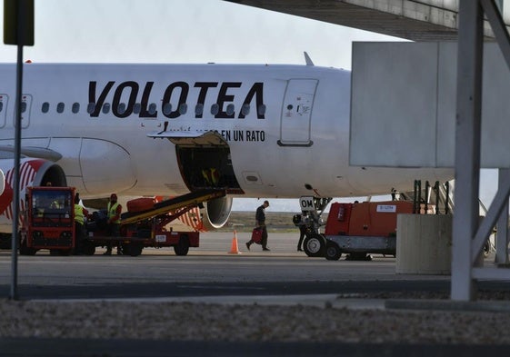 Un avión de Volotea, en el aeropuerto de la Región de Murcia.