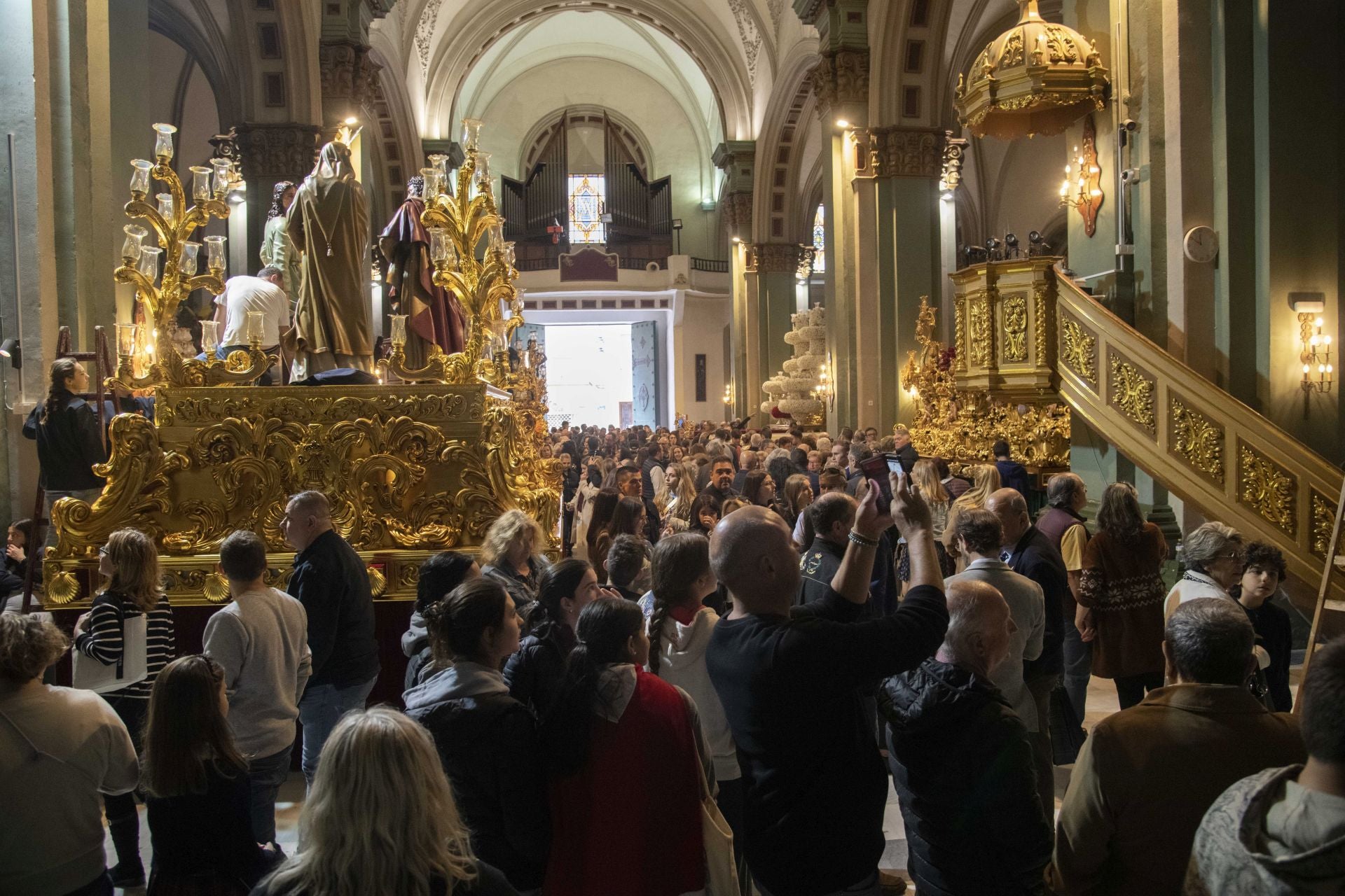 A por la cena con las manos lavadas