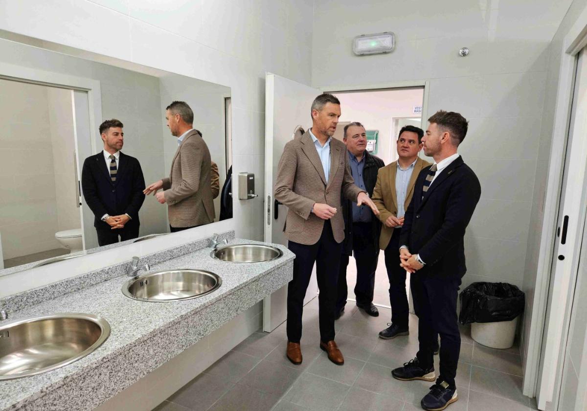 José Francisco García y Francisco Sánchez, ayer, durante la visita al pabellón de Caravaca.
