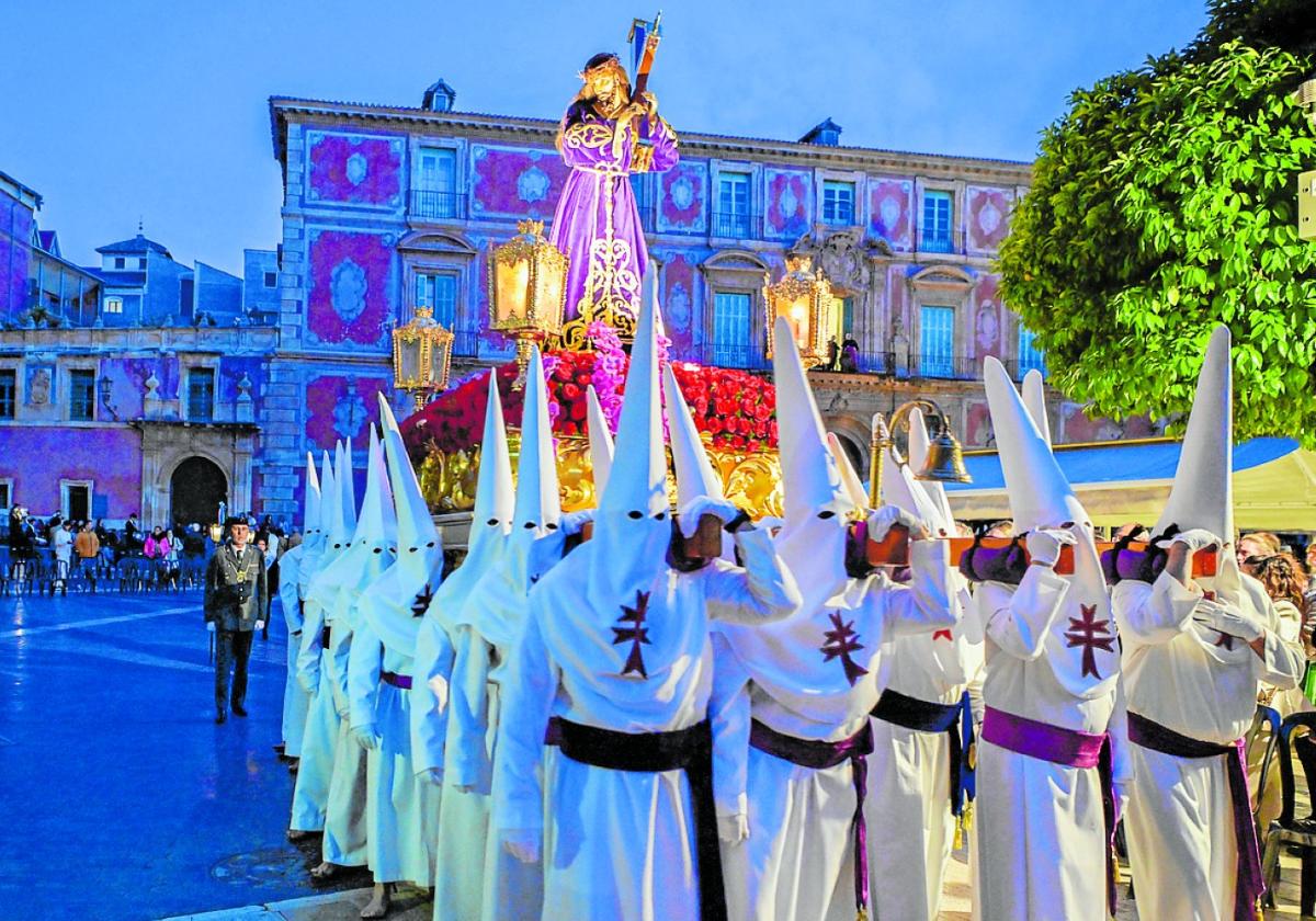 Nuestro Padre Jesús de las Mercedes recorre Belluga escoltado por la Guardia Civil.
