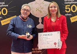 Néstor Giuliodoro y Ana Garre recogiendo el premio.