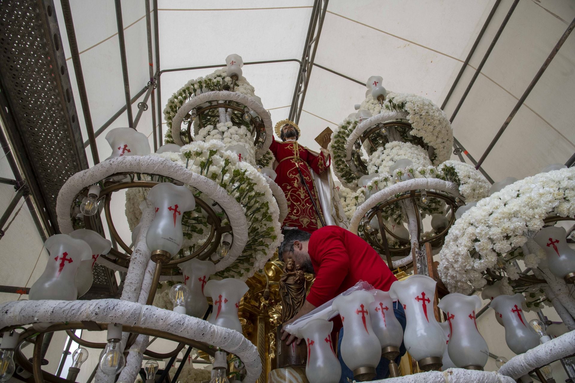 Las imágenes del Martes Santo de logística cofrade en Cartagena
