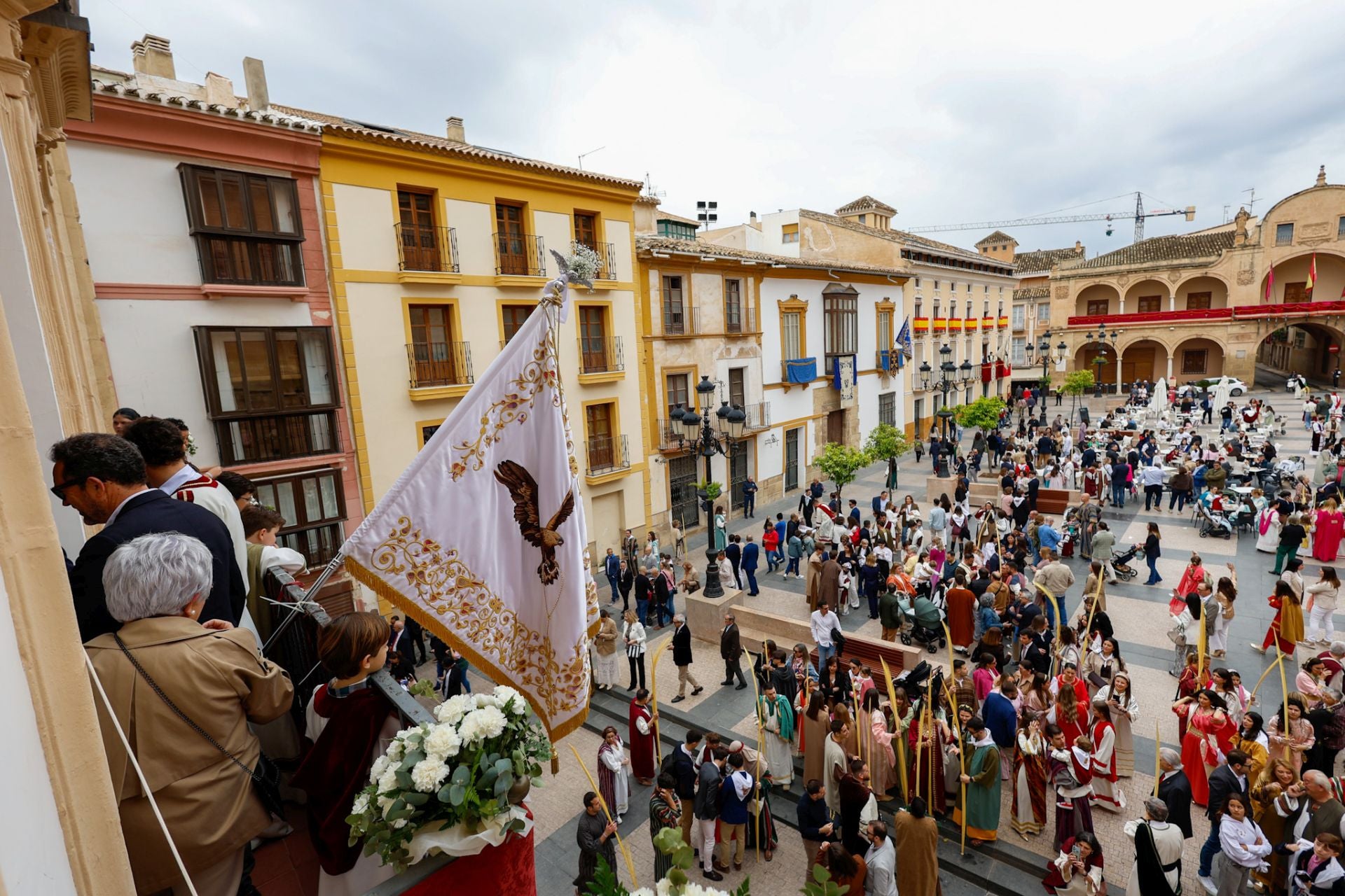 Casas con balcones de bandera en Lorca, en imágenes