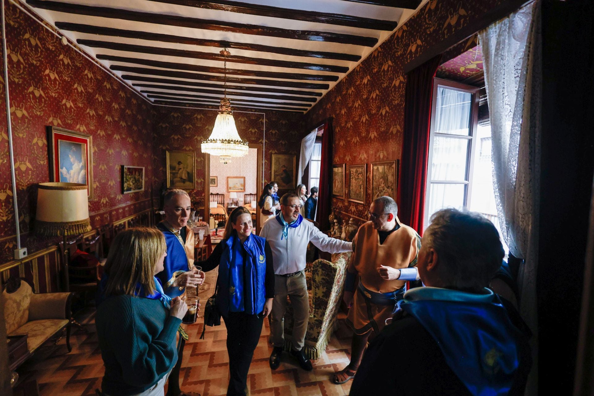 Casas con balcones de bandera en Lorca, en imágenes