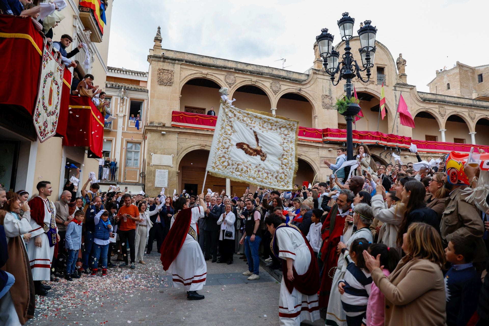 Casas con balcones de bandera en Lorca, en imágenes