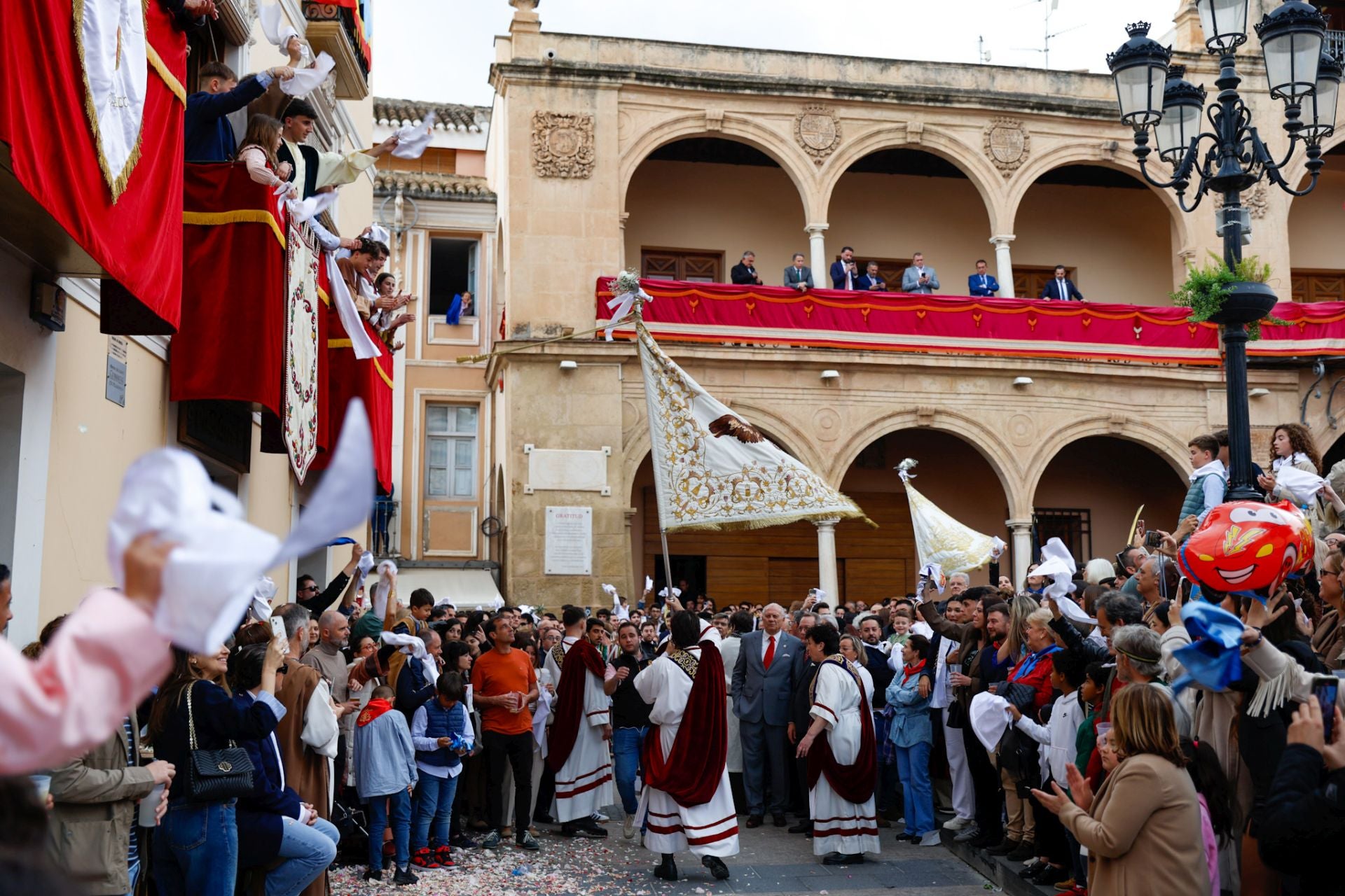 Casas con balcones de bandera en Lorca, en imágenes