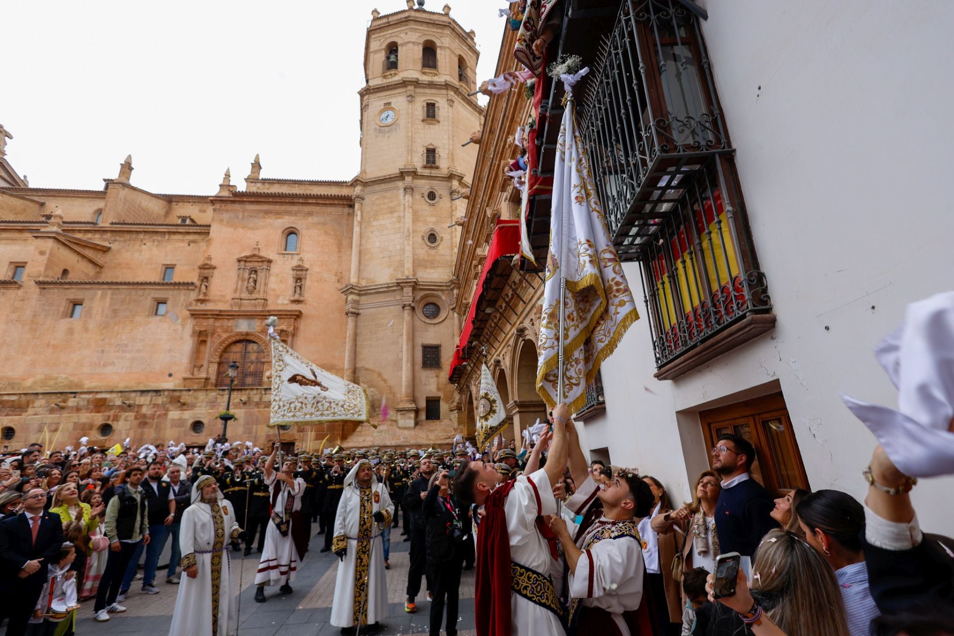 Casas con balcones de bandera en Lorca, en imágenes