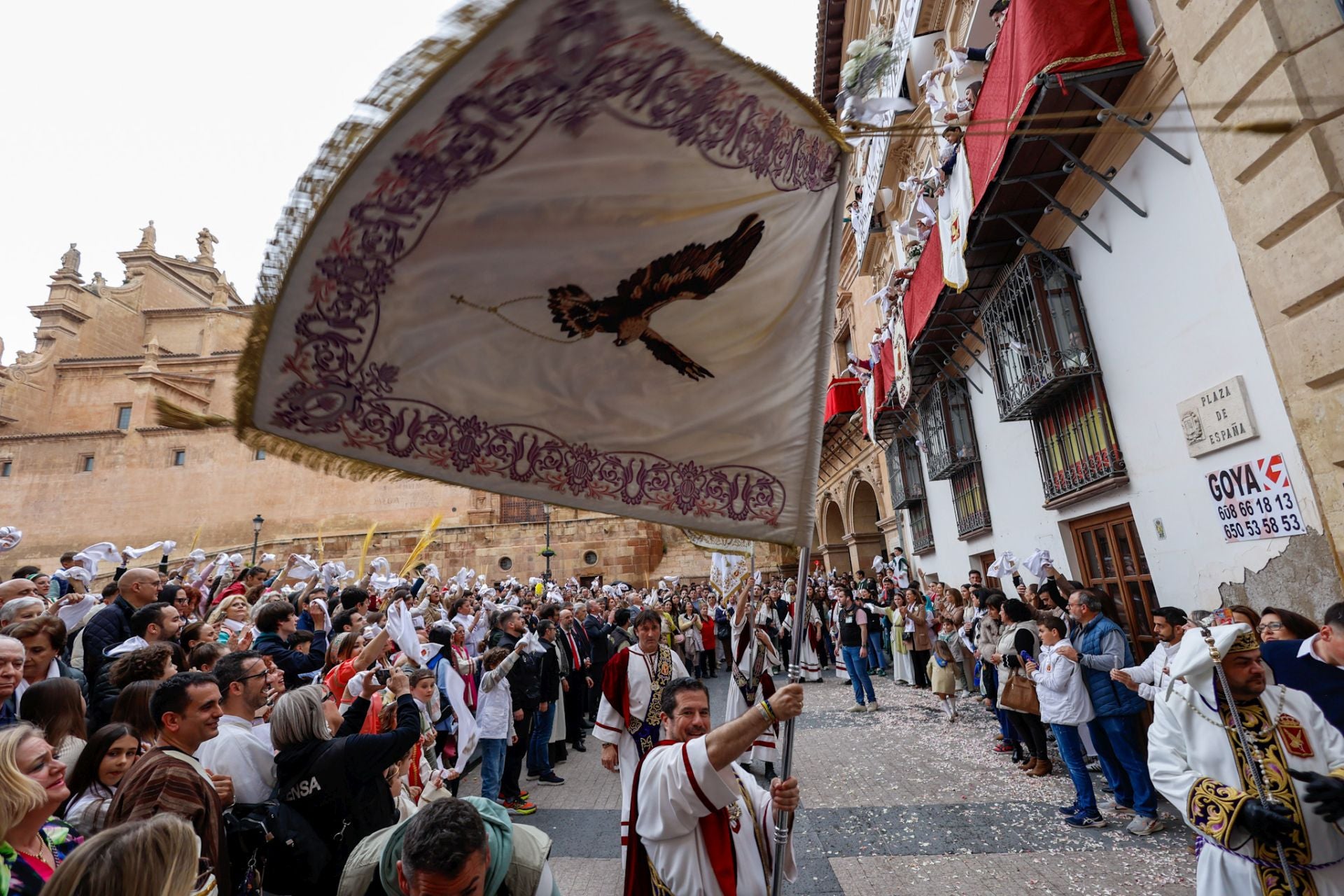 Casas con balcones de bandera en Lorca, en imágenes