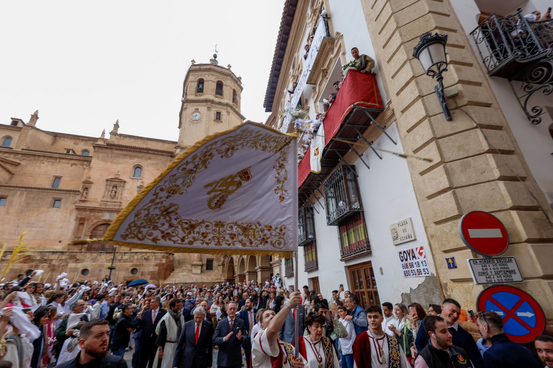 Casas con balcones de bandera en Lorca, en imágenes