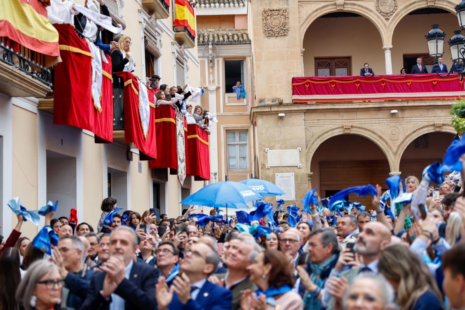 Casas con balcones de bandera en Lorca, en imágenes