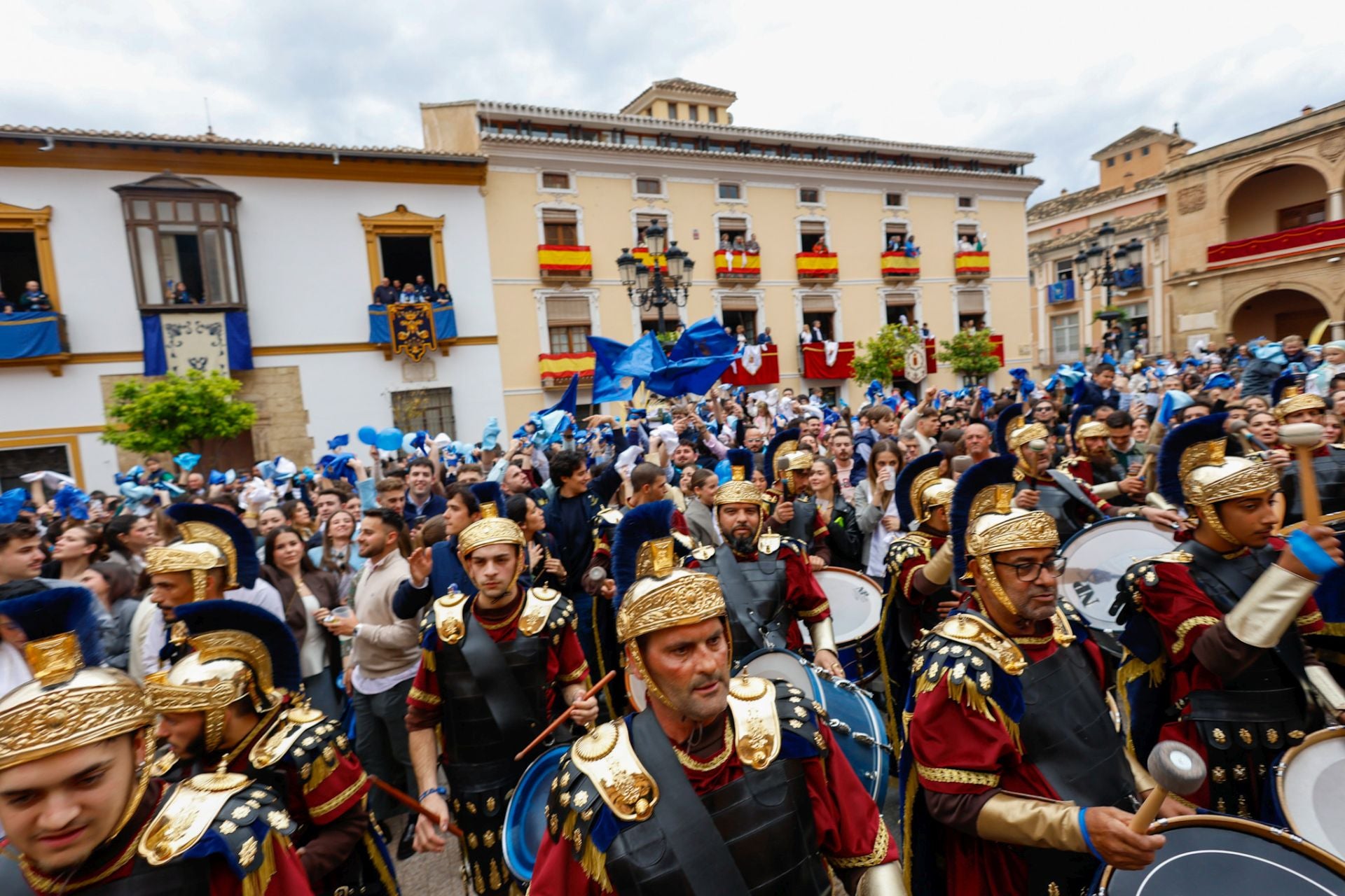 Casas con balcones de bandera en Lorca, en imágenes