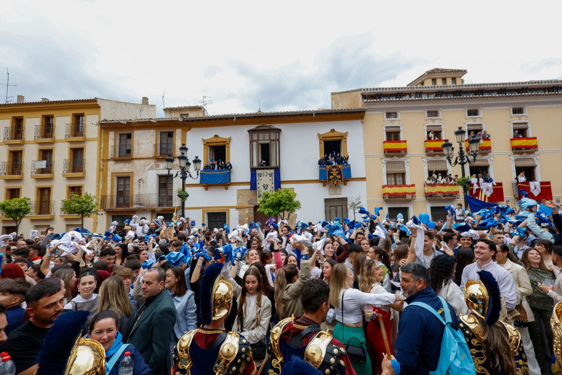 Casas con balcones de bandera en Lorca, en imágenes