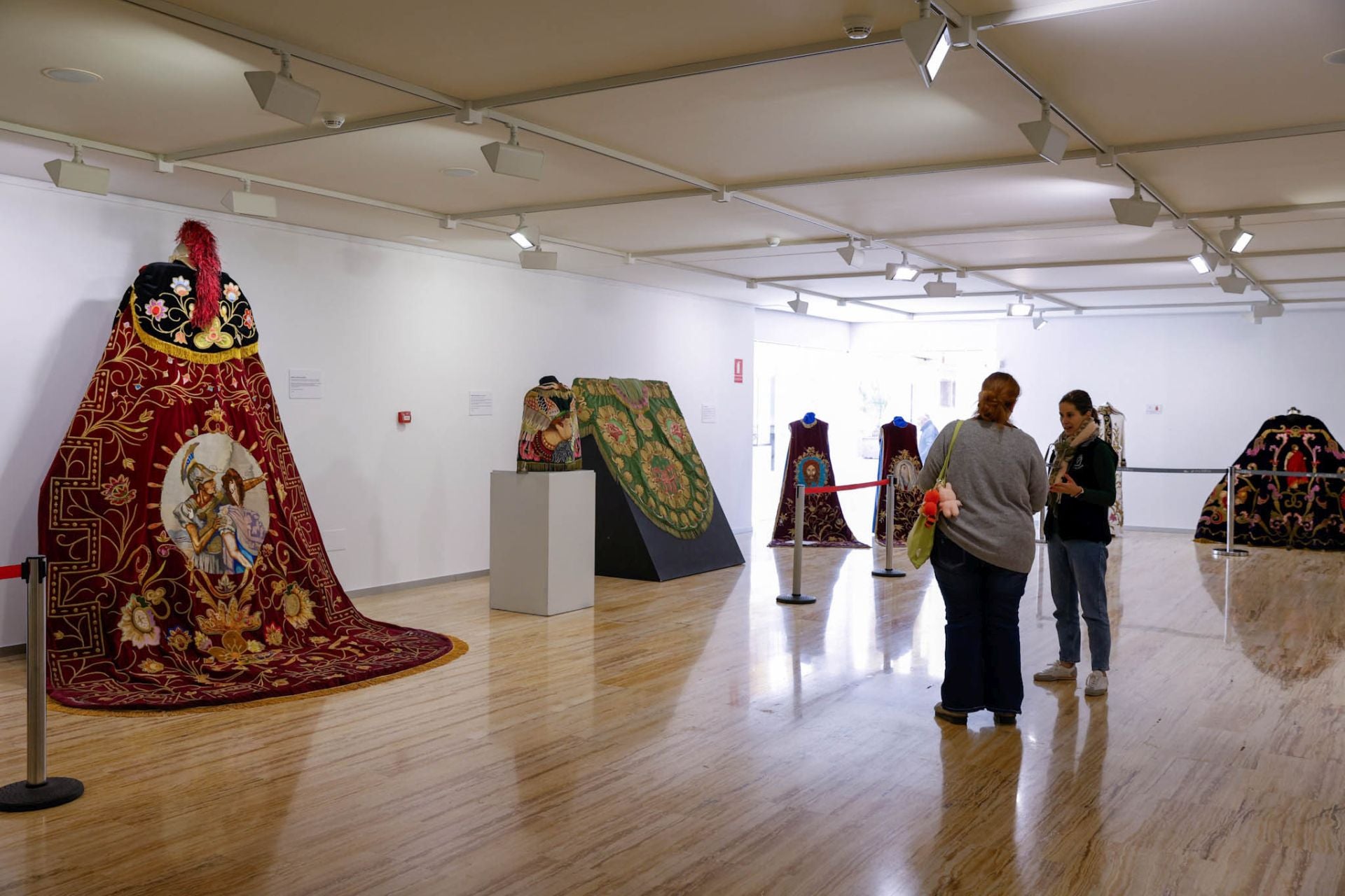 Las imágenes de la exposición &#039;Bordados del siglo XX&#039; en Lorca