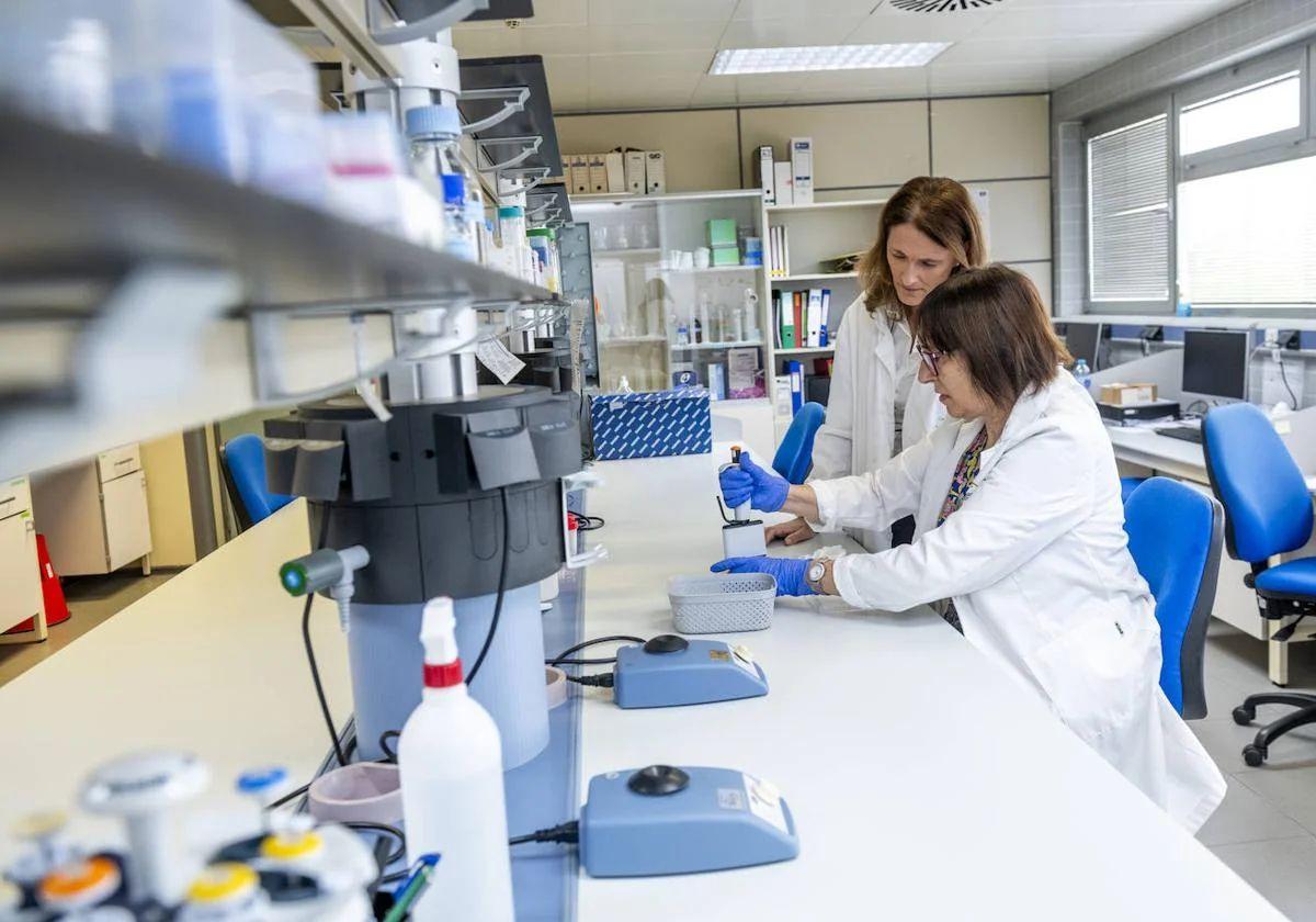 Dos investigadoras, en un laboratorio de la Región de Murcia.