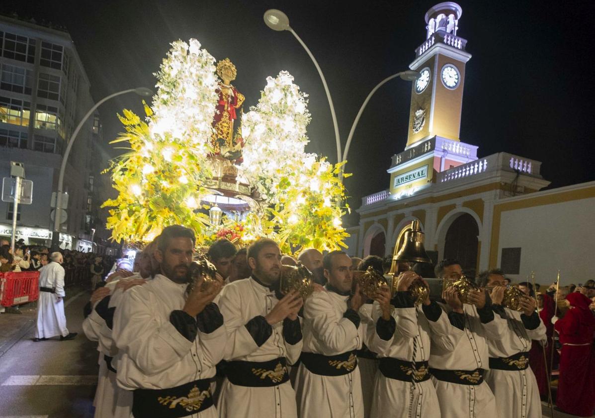 San Pedro se adentra en la calle Real tras dejar atrás el Arsenal Militar, tras recibir el permiso del almirante Cuerda.