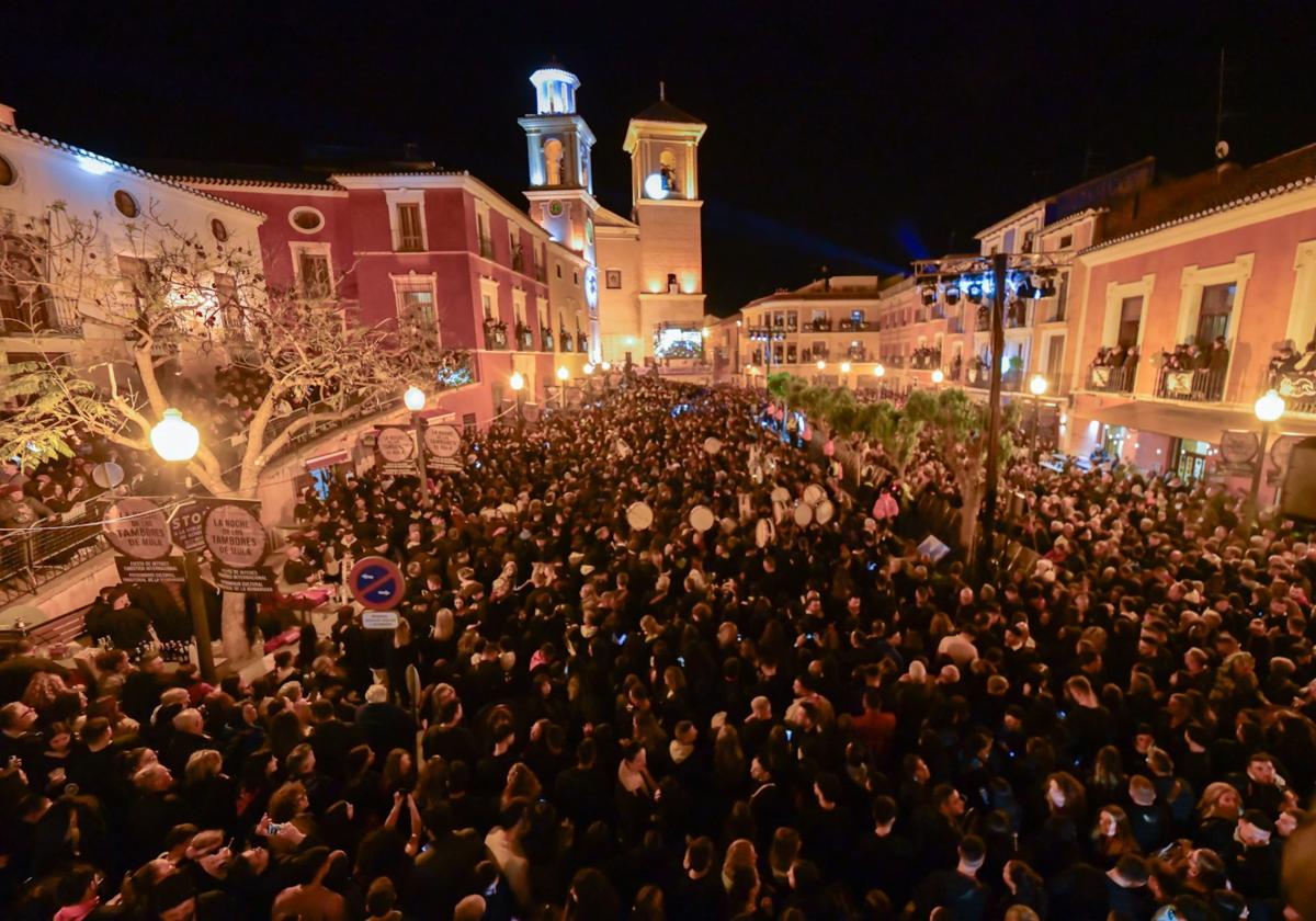 La plaza del Ayuntamiento de Mula fue anoche el punto de encuentro de miles de tamboristas que hicieron sonar sus instrumentos de percusión.
