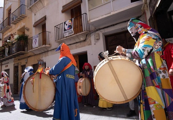 Una calle de Moratalla llenas de colorido, este jueves, durante la Fiesta del Tambor.