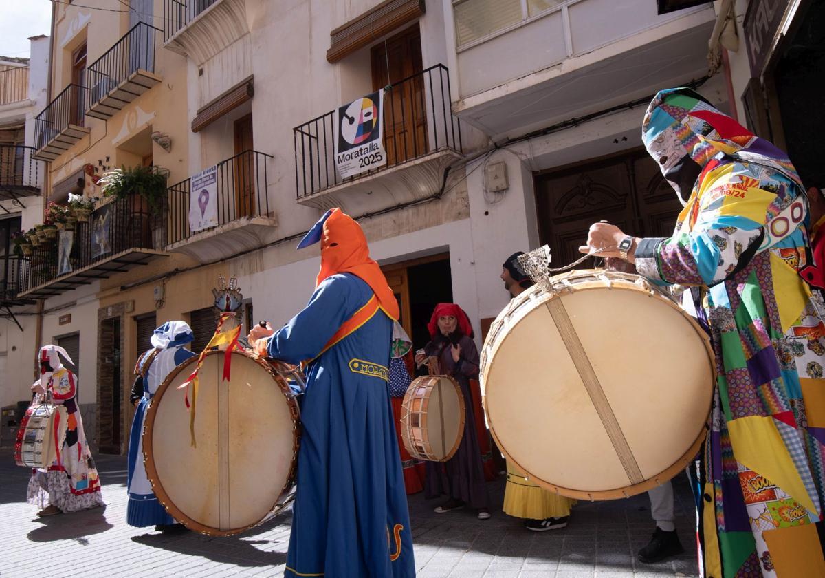 Una calle de Moratalla llenas de colorido, este jueves, durante la Fiesta del Tambor.