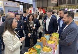 Otro momento de la visita de la consejera a los diferentes estands.