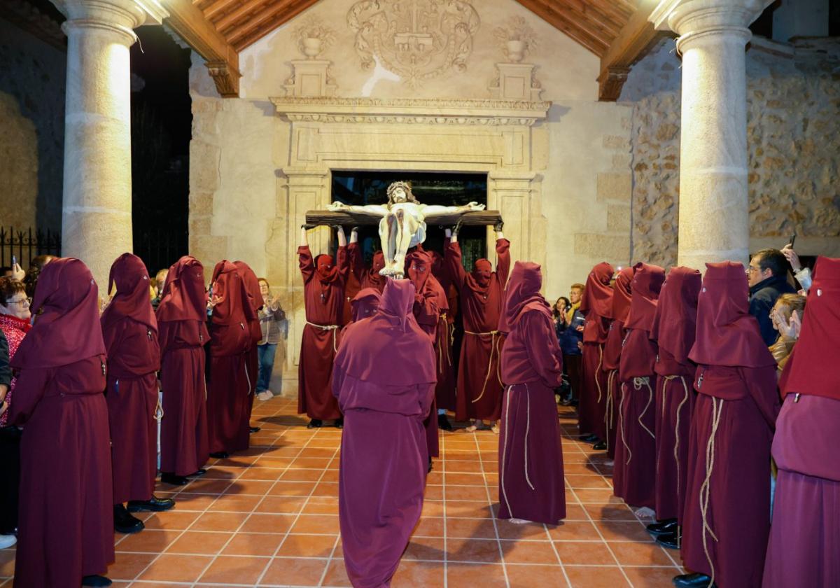 El Cristo de la Misericordia sale de la capilla mayor del Calvario, anoche, portado por los hermanos del Socorro.