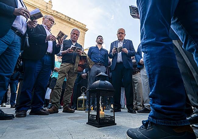 Los históricos auroros volvieron ayer por la tarde a entonar sus ancestrales salves en la plaza de San Agustín.