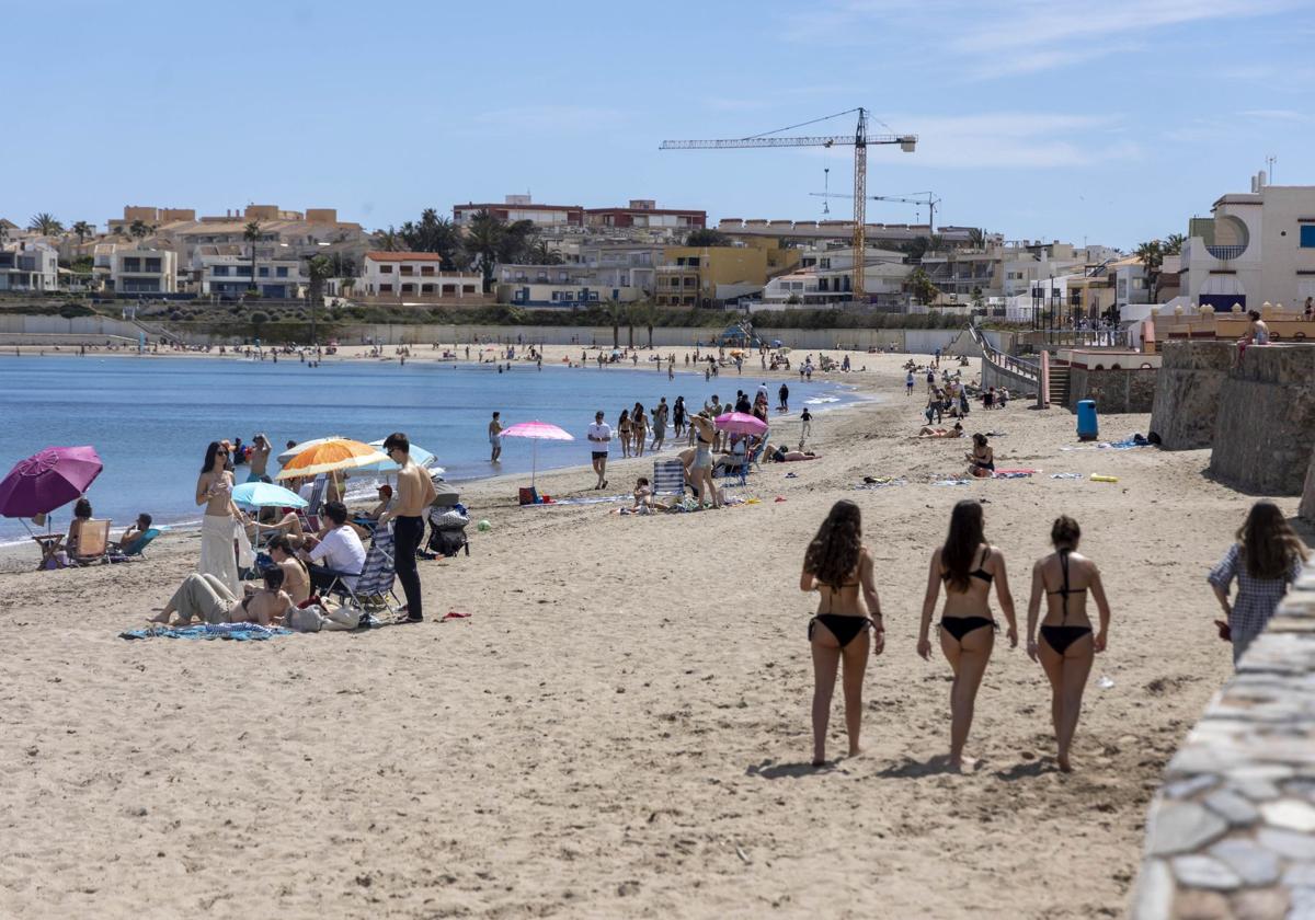 Las playas de La Manga del Mar Menor se llenan de turistas, en imágenes