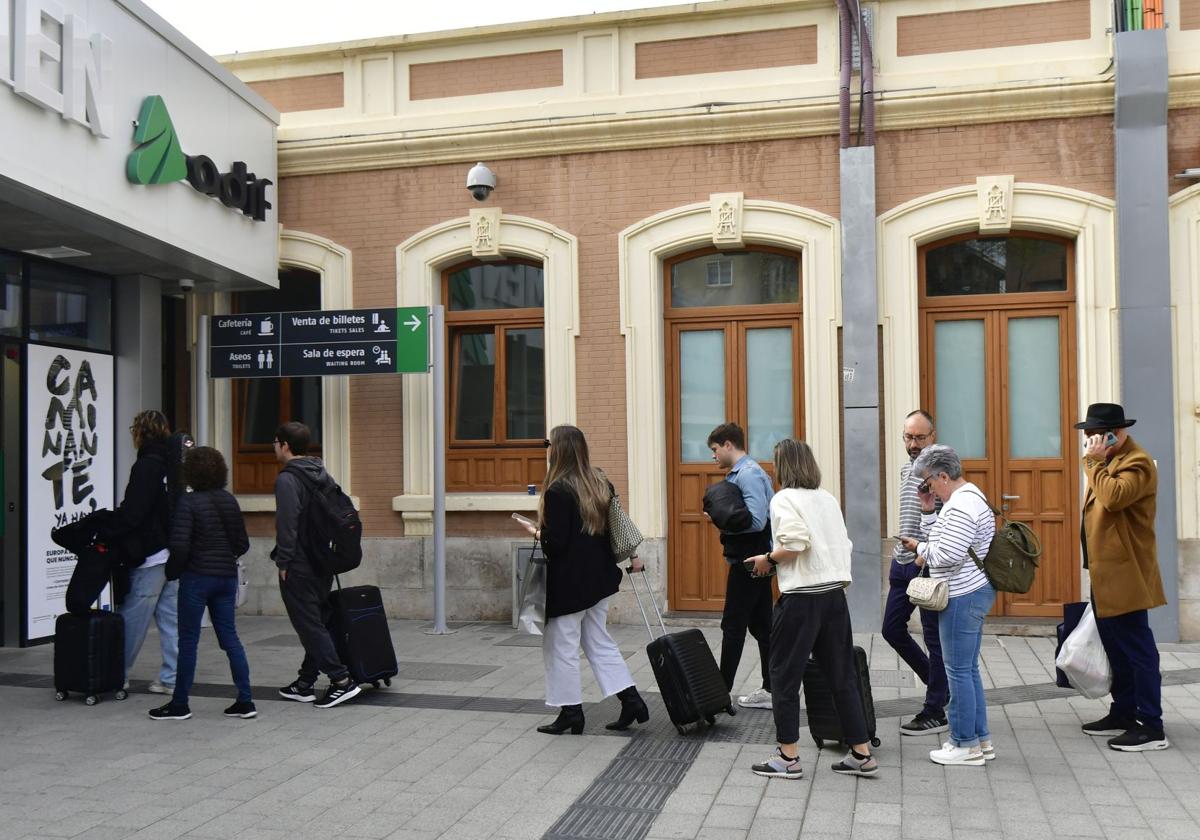 Renfe duplica las plazas de 12 trenes de Cercanías entre Murcia y Alicante para el Bando de la Huerta