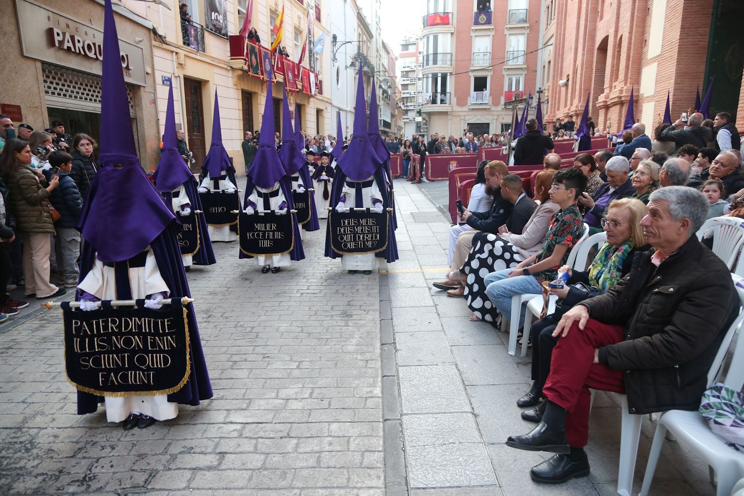 La procesión del Santo Entierro en Cartagena, en imágenes