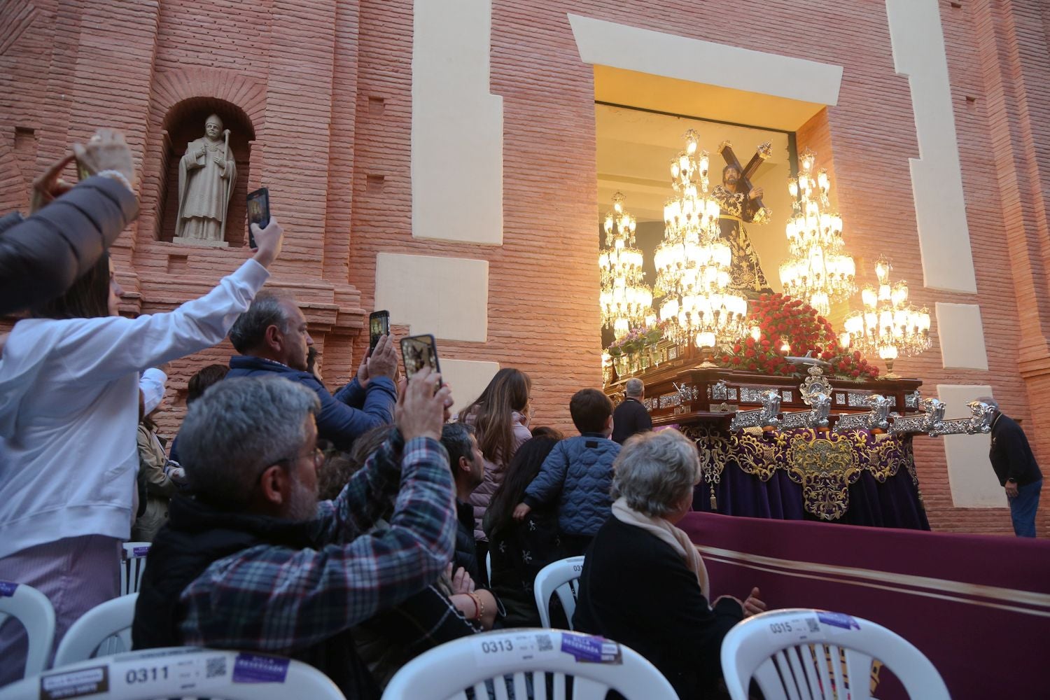 La procesión del Santo Entierro en Cartagena, en imágenes