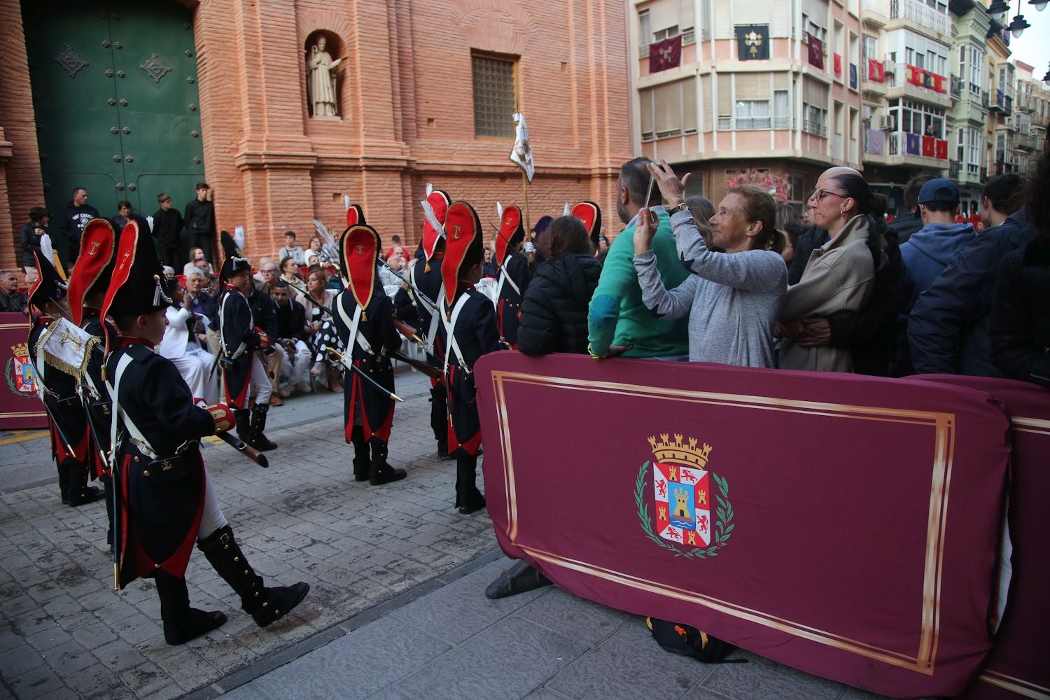 La procesión del Santo Entierro en Cartagena, en imágenes