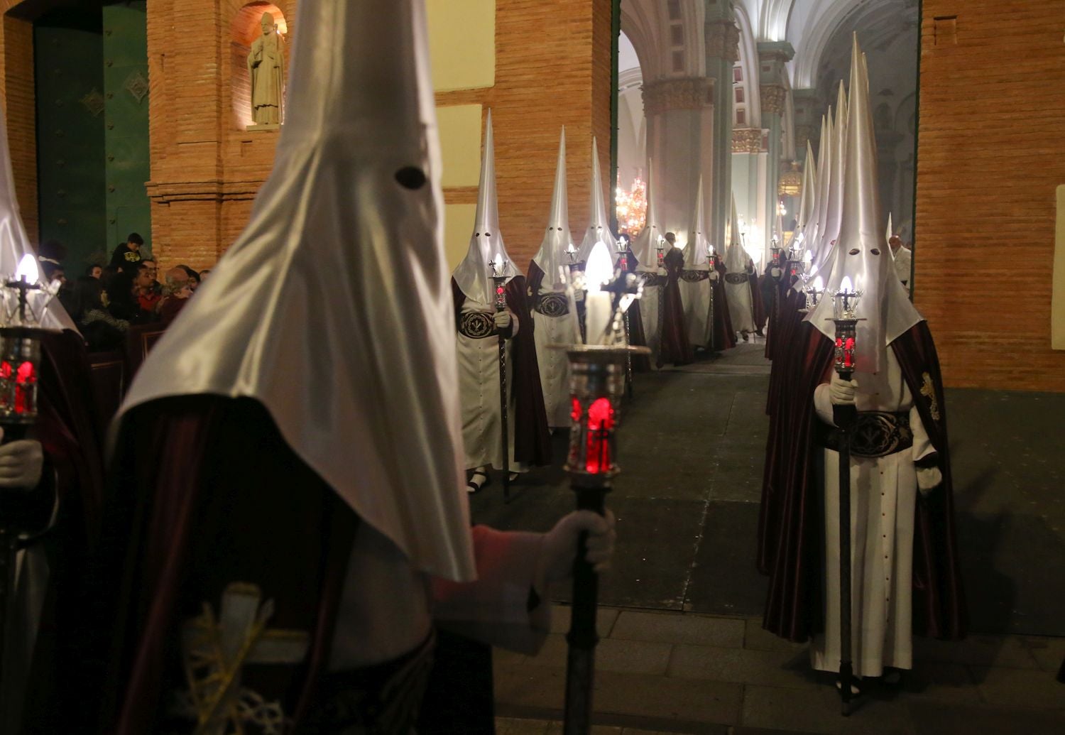 La procesión del Santo Entierro en Cartagena, en imágenes