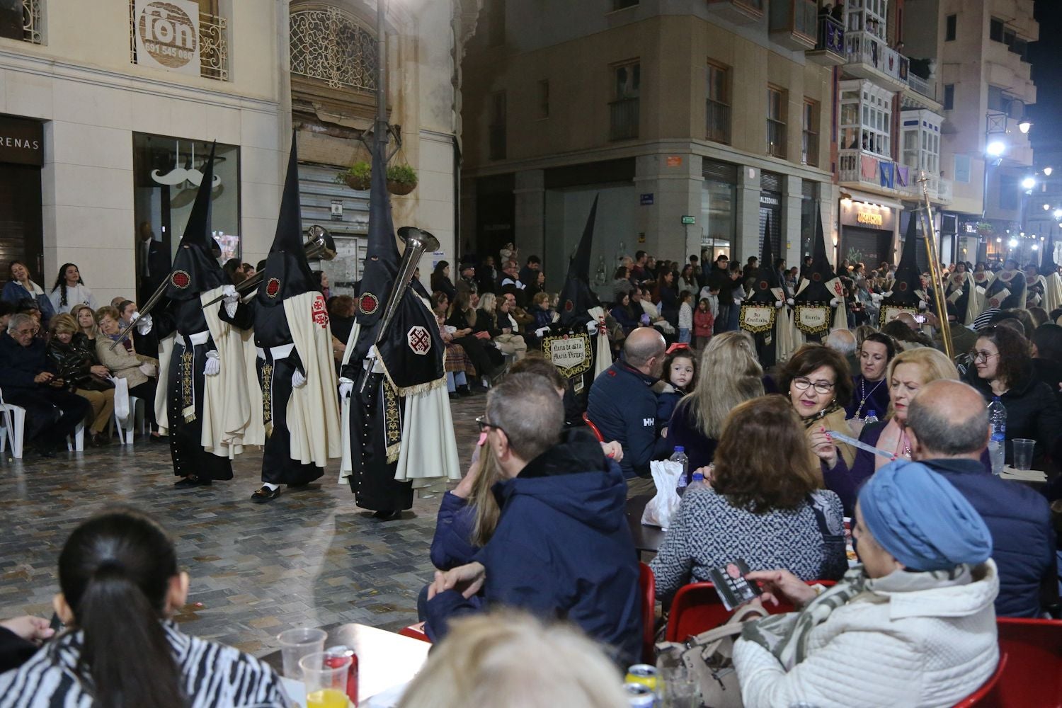 La procesión del Santo Entierro en Cartagena, en imágenes