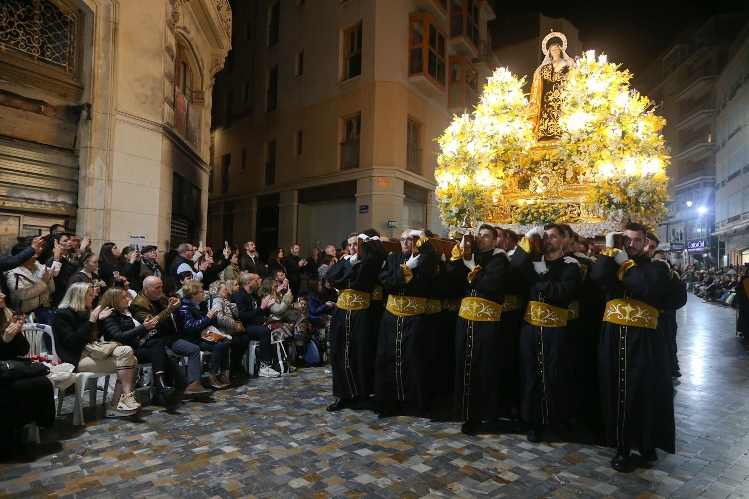 La procesión del Santo Entierro en Cartagena, en imágenes